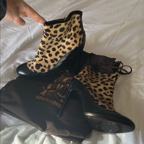 Roberto Cavalli Black Leopard Print Heeled Boots - Picture 7 of 9